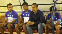 Pelatih Persis Solo di Liga 2 2017, Widyantoro (tengah). (Bola.com/Ronald Seger)