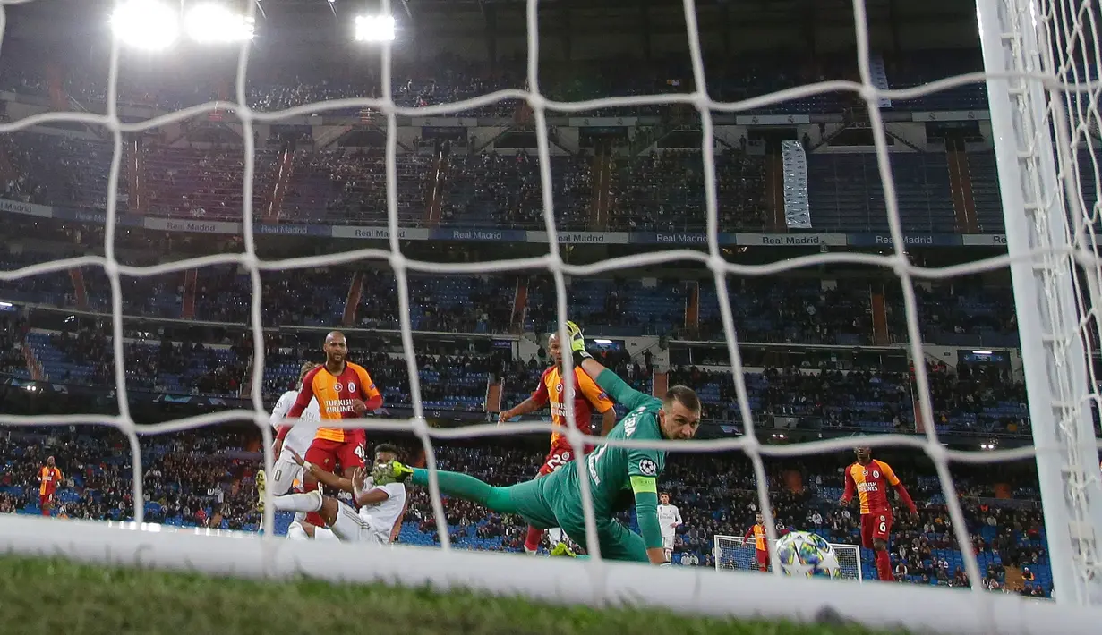 Penyerang Real Madrid Rodrygo (ketiga kiri) mencetak gol ke gawang Galatasaray pada pertandingan Grup A Liga Champions di Stadion Santiago Bernabeu, Madrid, Spanyol, Rabu (6/11/2019). Rodrygo mencetak hattrick saat Real Madrid membantai Galatasaray 6-0. (AP Photo/Manu Fernandez)