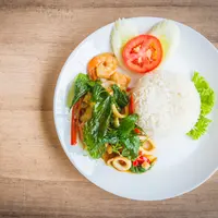 Ilustrasi nasi putih dengan capcay sayur. (Foto: Freepik)