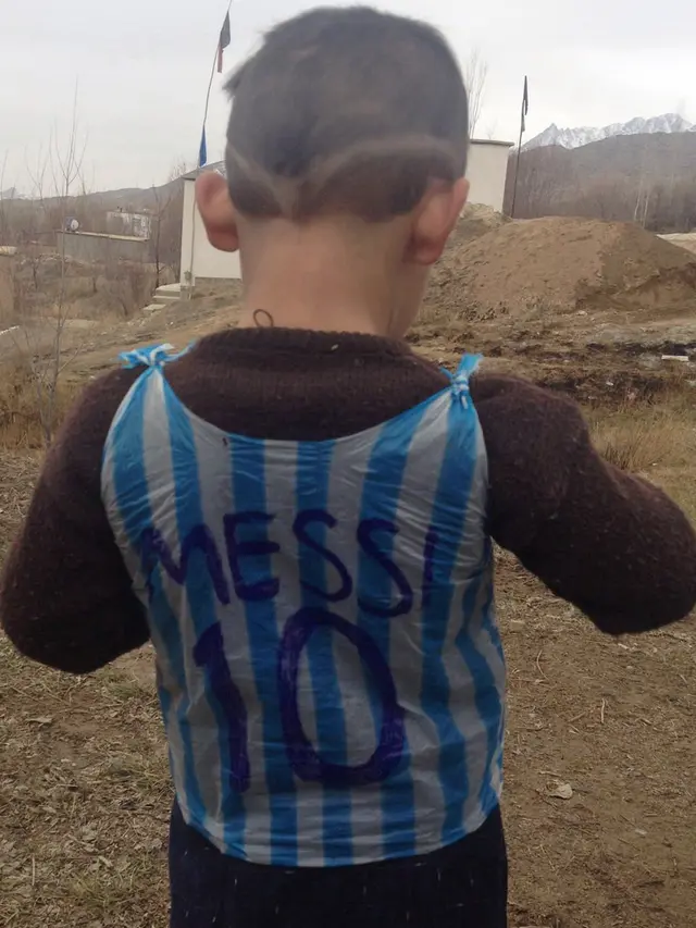 20160129-Ini Bocah Pemakai Jersey Kresek Messi-Afghanistan