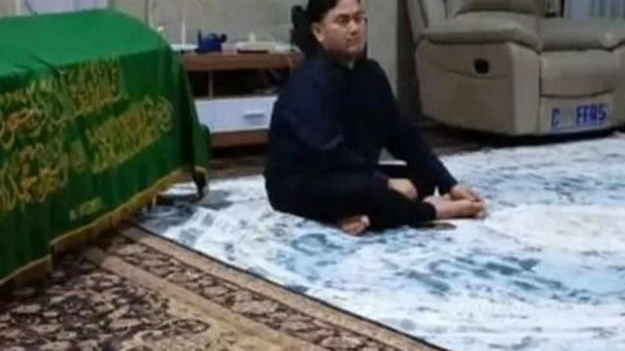Dalam Instagram Stories Nassar, terlihat ia mengunggah ulang salah satu unggahan pelayat. Unggahan itu memperlihatkan potret dirinya sedang duduk di samping jenazah sang ayah.<br>