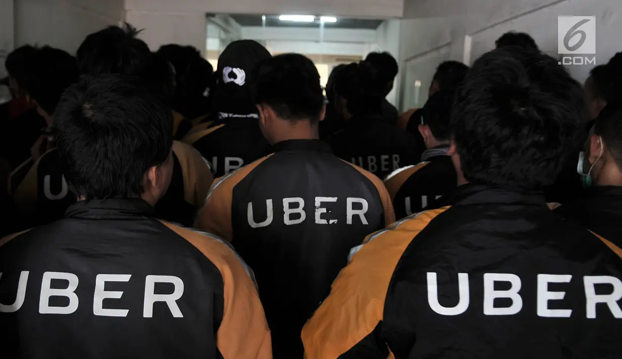 Sejumlah driver Uber berkumpul saat akan mendaftar menjadi pengemudi Go-Jek di kantor cabang Gunung Sahari, Jakarta, Minggu (1/4). Operasional Uber rencananya akan tutup pada 8 April mendatang setelah resmi diakuisisi Grab. (Merdeka.com/Iqbal S Nugroho)