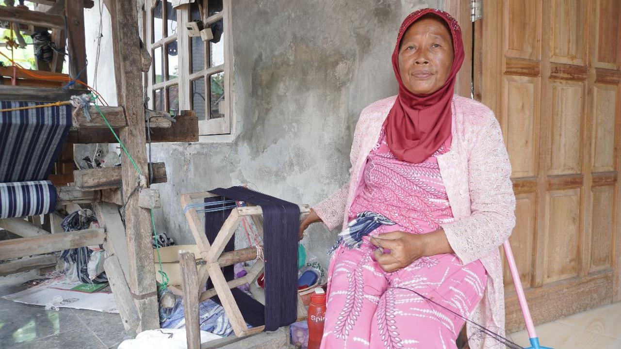 Melihat Proses Tradisional di Halaman Rumah Warga