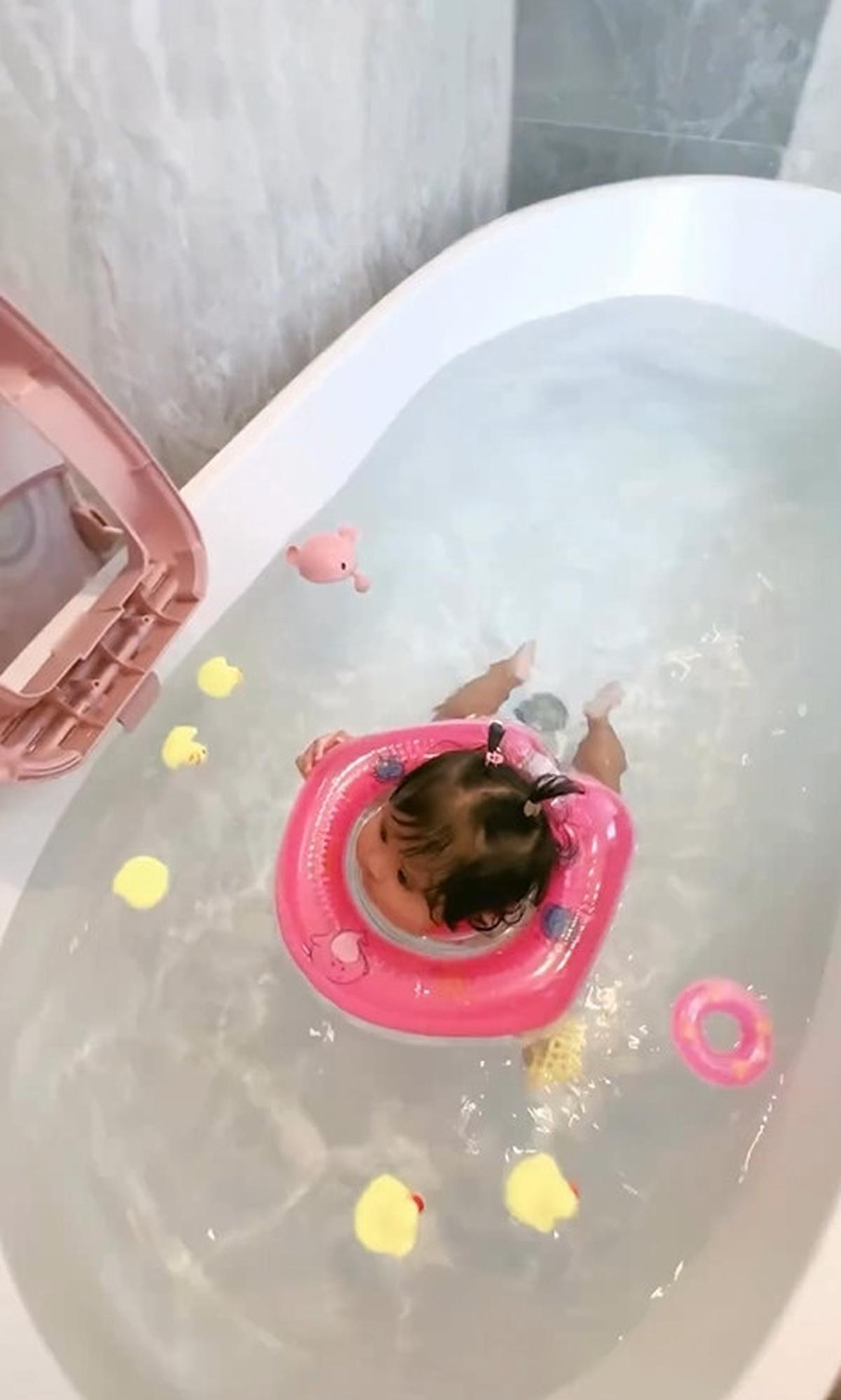 Dengan ukuran yang cukup besar, bak mandi ini memungkinkan Cunda untuk berenang dan bergerak bebas di dalamnya, sehingga tubuhnya terlihat sudah terlatih untuk mengikuti gerakan yang benar.<br>