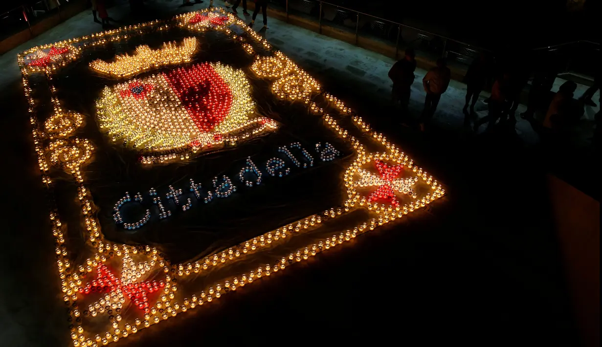 Pengunjung melihat pajangan lilin selama Festival Cahaya Cittadella, di Benteng abad pertengahan di Victoria, Pulau Gozo, Malta, (16/3). Sekitar 30 ribu lilin bertebaran di Victoria. (REUTERS / Darrin Zammit Lupi)