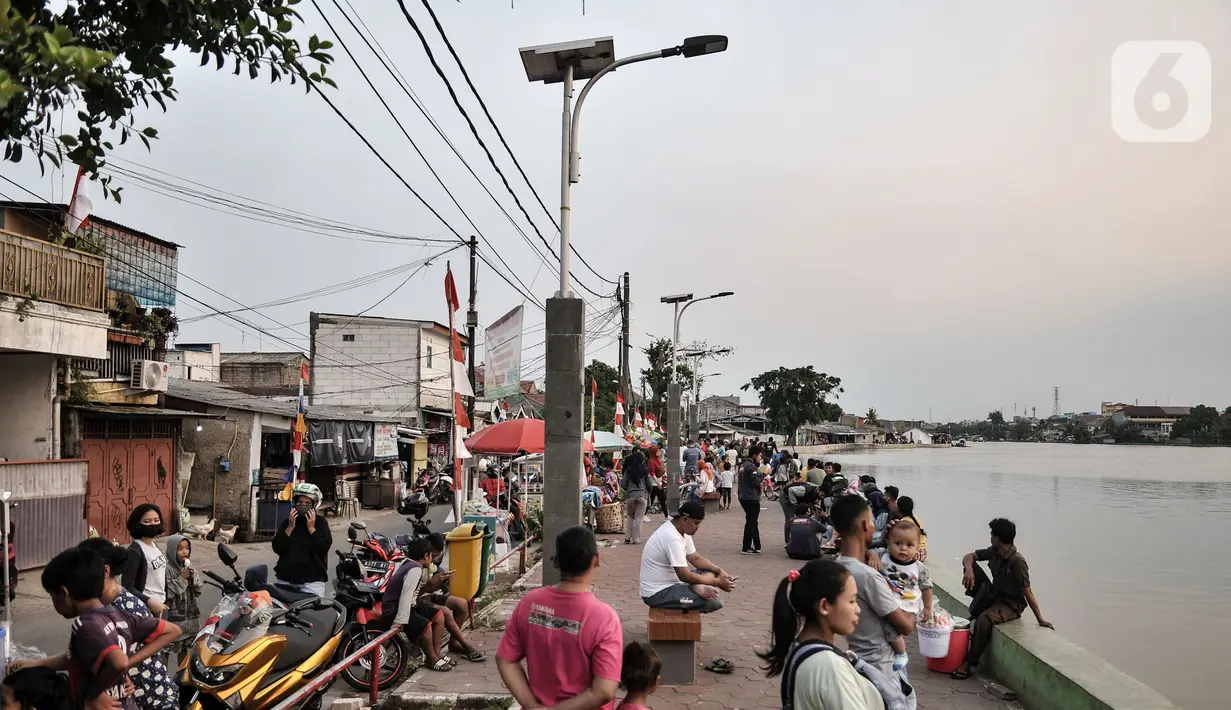 Suasana warga menikmati sore hari di Situ Rawa Besar, Lio, Depok, Jawa Barat, Kamis (20/8/2020). Di tengah meningkatnya kasus Covid-19 hingga menjadikan Depok kembali sebagi Zona Merah, warga masih banyak yang mengabaikan protokol kesehatan saat berada di ruang publik. (merdeka.com/Iqbal S. Nugroho)