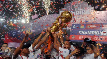 Pemain Arema Cronus mengangkat piala usai memenangkan laga final Piala Bhayangkara 2016 melawan Persib di Stadion GBK Jakarta, Minggu (3/4/2016). Arema Cronus unggul 2-0 atas Persib. (Liputan6.com/Helmi Fithriansyah)