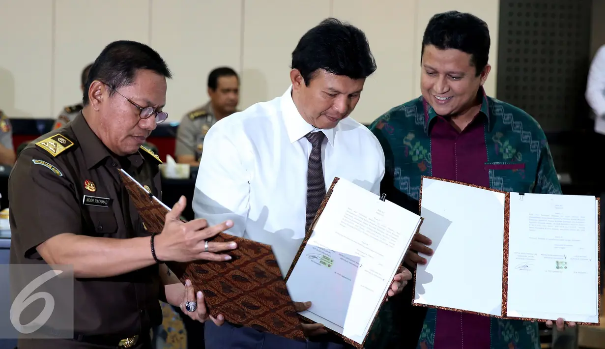 Kejaksaan Agung, Bareskrim Polri dan Bawaslu sepakat menjalin nota kesepahaman terkait penindakan pelanggaran pidana dalam Pilkada serentak 2017 mendatang, Jakarta, Senin (21/11).  (Liputan6.com/JohanTallo) 