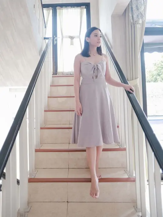 Chelsea Olivia, sejak menikah dengan Glenn Alinskie dan dikaruniai momongan, Natusha Olivia Alinskie, penampilannya makin modis. Meski sudah menjadi ibu, namun ia tetap tampil kekinian. (Instagram/chelseaolivia)