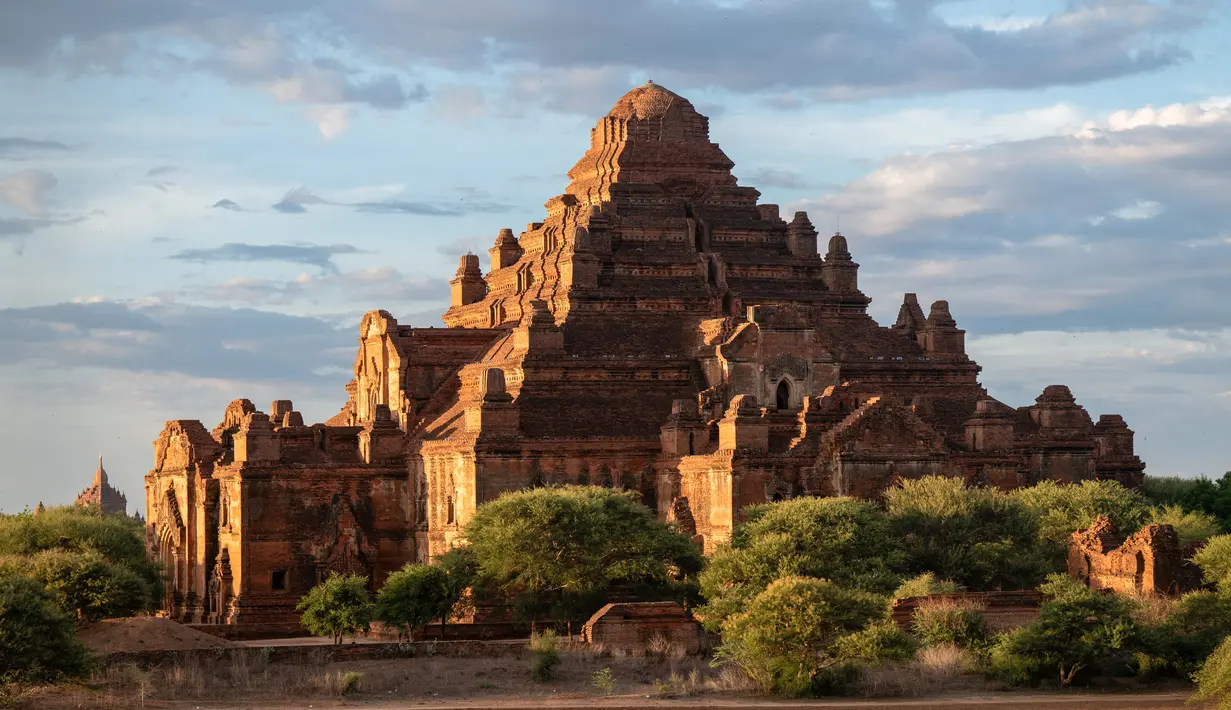 Ratusan pagoda Buddha berusia ratusan abad menjulang dari tanah berdebu di sekitar Bagan, yang dulunya merupakan ibu kota kerajaan regional. (Sai Aung MAIN / AFP)