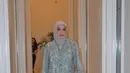 Penampilannya dilengkapi dengan hijab chiffon warna light grey dan sling bag berwarna putih. [@aurelie.hermansyah/@aaliyah.massaid].