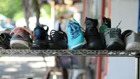 8 Cara Menghilangkan Bau Sepatu Tanpa Dijemur yang Ampuh di Rumah