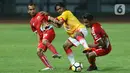 Pemain Persija Ramdani Lestaluhu (kanan) berebut bola dengan pemain Selangor FA di Stadion Patriot Candrabhaga, Bekasi, Kamis (6/9/2018). Ramdani juga membawa Persija menjuarai Piala Presiden 2018, Juara Boost Sports Super Fix 2018, dan Piala Menpora 2021. (Liputan6.com/Helmi Fithriansyah)