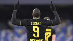 Penyerang Inter Milan, Romelu Lukaku berselebrasi usai mencetak gol ke gawang Napoli pada pertandingan lanjutan Liga Serie A Italia di stadion San Paolo Naples (6/1/2020). Lukaku mencetak dua gol dipertandingan ini dan mengantar Inter menang 3-1 atas Napoli. (Cafaro / LaPresse via AP)