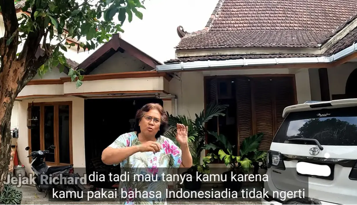 <p>Seorang perempuan yang tidak bisa berbahasa Indonesia, mengaku sengaja datang ke rumah sang maestro. Ia bersama teman-temannya, mengaku tak bisa berbahasa Indonesia, tapi bisa ngomong Jawa ngoko. Mereka mengaku berdarah Jawa lahir di Suriname dan tinggal di Belanda. [Youtube/Jejak Richard]</p>