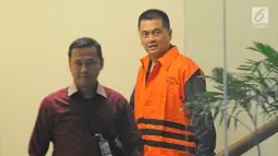 Pihak swasta Hasmun Hamzah mengenakan rompi tahanan seusai menjalani pemeriksaan di gedung KPK, Jakarta, Kamis (1/3). KPK juga resmi menahan calon Gubernur Sulawesi Tenggara, Asrun, Wali Kota Kendari, Adriatma Dwi Putra. (Liputan6.com/Herman Zakharia)