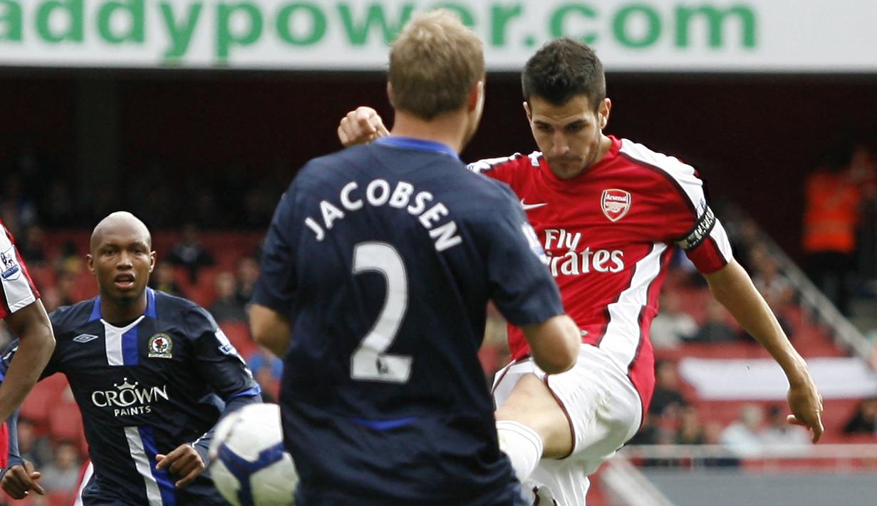 Cesc Fabregas. Pemain kreatif Arsenal ini menjadi pencetak assist terbanyak kedua di Liga Inggris hingga kini dengan catatan 111 assist dari 350 laga. Ia mampu membuat 4 assist dan 1 gol saat Arsenal mengalahkan Blackburn Rovers 6-2 pada 4 Oktober 2009. (Foto: AFP/Ian Kington)