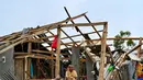 21 orang dinyatakan meninggal dunia dan menghancurkan ribuan rumah warga. (Munir Uz Zaman/AFP)