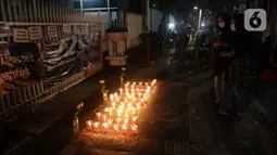 Warga melihat menyalakan lilin membentuk nama kota di Afghanistan saat aksi keprihatinan yang digelar di depan kantor UNHCR, Jakarta, Selasa (11/5/2021). Mereka prihatin atas peristiwa serangan bom yang menewaskan puluhan siswi di Kabul, Afghanistan. (Liputan6.com/Helmi Fithriansyah)