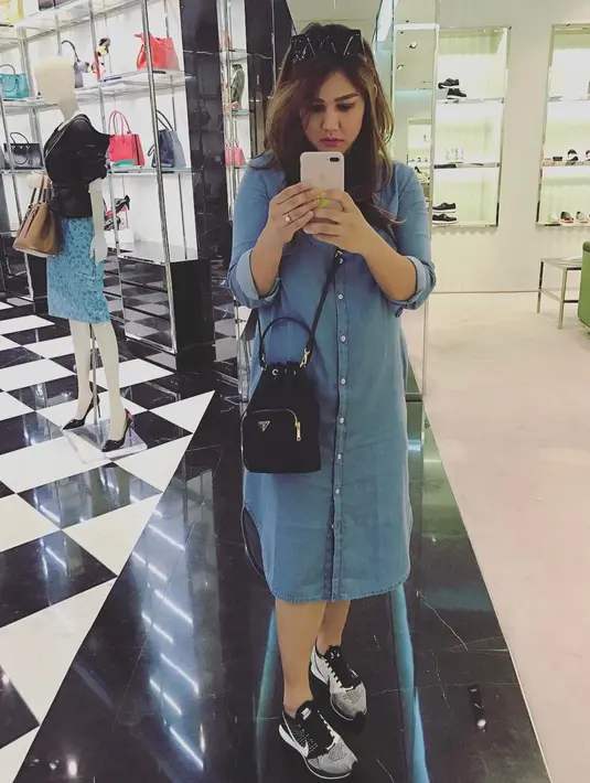 Kalau gayanya yang satu ini, bukan hanya cocok dikenakan ibu mamah muda, namun juga pas untuk anak-anak muda yang gayanya kekinian banget. Oversized denimnya ia padukan dengan sneakersnya. Lucu banget kan? (Instagram/sysiio)
