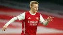 Martin Odegaard (Arsenal) - Tampil gemilang bersama Real Sociedad membuatnya ditarik kembali ke Santiago Bernabeu. Namun karena sulitnya menembus tim inti di Real Madrid akhirnya ia kembali dipinjamkan dan kali ini Odegaard hijrah ke Arsenal. (Julian Finney/Pool/AFP)