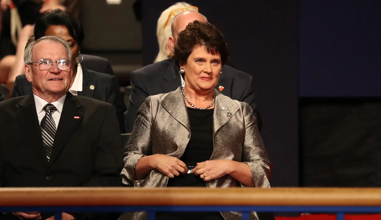 Anne Holton, istri Senator Tim Kaine, menyimak gelaran debat cawapres AS di Longwood University, Virginia, Selasa (4/10). Tim Kaine berhadapan dengan Mike Pence dalam debat perdana yang berlangsung kurang lebih selama 90 menit. (AFP/ Joe Raedle) 