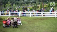 Wisatawan bermain di Cimory Dairyland, Puncak, Bogor, Jawa Barat, Minggu (31/10/2021). Pelonggaran PPKM dimanfaatkan masyarakat untuk berlibur ke tempat wisata dengan tetap memberlakuan protokol kesehatan COVID-19. (Liputan6.com/Faizal Fanani)