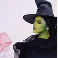Tampilan Nanda Arsyinta dan Jharna Bhagwani Cosplay Jadi Glinda vs Elphaba (credit: https://www.instagram.com/nandaarsynt/ dan https://www.instagram.com/jharnabhagwani/).