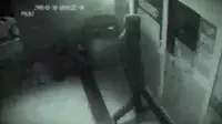 Video durasi singkat yang menampakkan hantu berjalan menembus pintu toko yang sudah tutup bikin merinding.