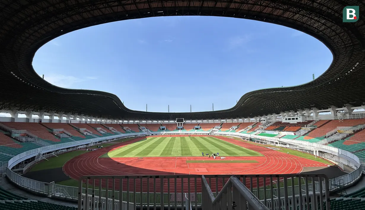 Suasana Stadion Pakansari, Cibinong, Kabupaten Bogor, Rabu (23/7/2026), menjelang menjadi kandang Timnas Indonesia pada babak penyisihan Grup A Piala AFF 2026. Stadion berkapasitas sekitar 30 ribu penonton tersebut terus menjalani pembenahan dengan progres mencapai sekitar 98 persen. Timnas Indonesia dijadwalkan menghadapi Kamboja pada 27 Juli 2026 dan Vietnam pada 3 Agustus 2026 di Stadion Pakansari. (Bola.com/Muhammad Adi Yaksa)