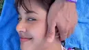 Pemain web series Kitab Kencan ini terlihat menikmati peregangan otot dan tulang dari tunangan. Tangan besar Tyler rileks membolak-balikkan kepala Aurelie yang seolah sedang melakukan massage. (Liputan6.com/IG/@aurelie)