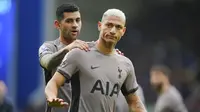 Gestur pemain Tottenham Hotspur, Richarlison yang menolak untuk melakukan selebrasi setelah mencetak gol pertama timnya ke gawang Everton pada laga lanjutan Liga Inggris 2023/2024 Goodison Park stadium, Liverpool, Inggris, Minggu (04/02/2024) dini hari WIB. (AP Photo/Jon Super)