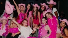 Selena Gomez membagikan beberapa momen perayaan ultahnya di Instagram Story-nya. Selain pesta ultah, pelantun lagu 'Love You Like a Love Song' itu juga menonton film 'Barbie'. Ia meluangkan waktu untuk memutar film tersebut bersama orang-orang terkasihnya. (Liputan6.com/IG/@connarfranklin)