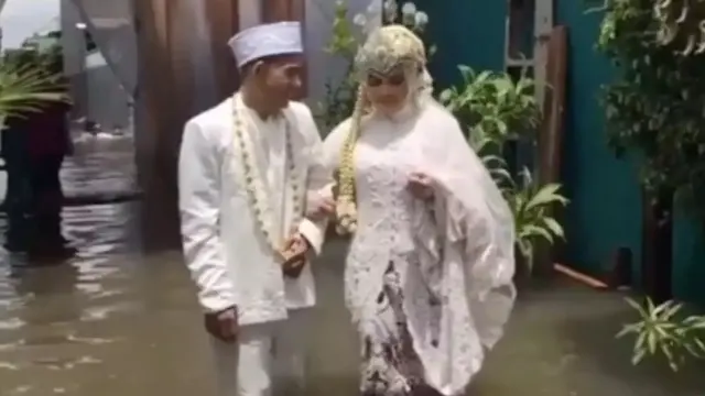 6 Momen Apes Nikahan di Musim Hujan, Resepsi Kacau Karena Banjir