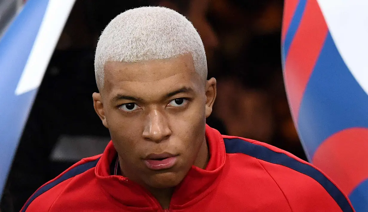 Kylian Mbappe memasuki lapangan sebelum bertanding melawan Caen pada lanjutan pertandingan Ligue 1 di Stadion Raymond-Kopa, di Angers, Prancis (20/12). Dalam pertandingan ini PSG menang 3-1 atas Caen. (AFP Photo/Franck Fife)
