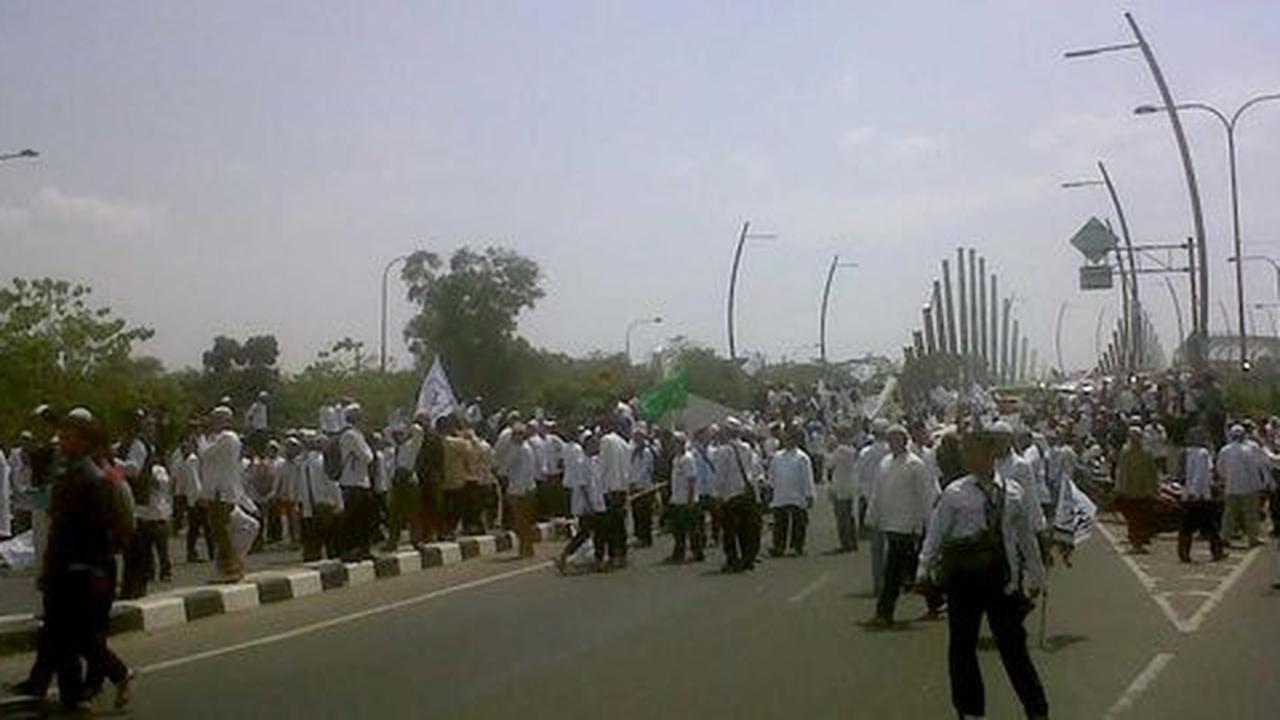 Demo tolak pembangunan gereja, massa blokir Jalan Ahmad Yani Bekasi