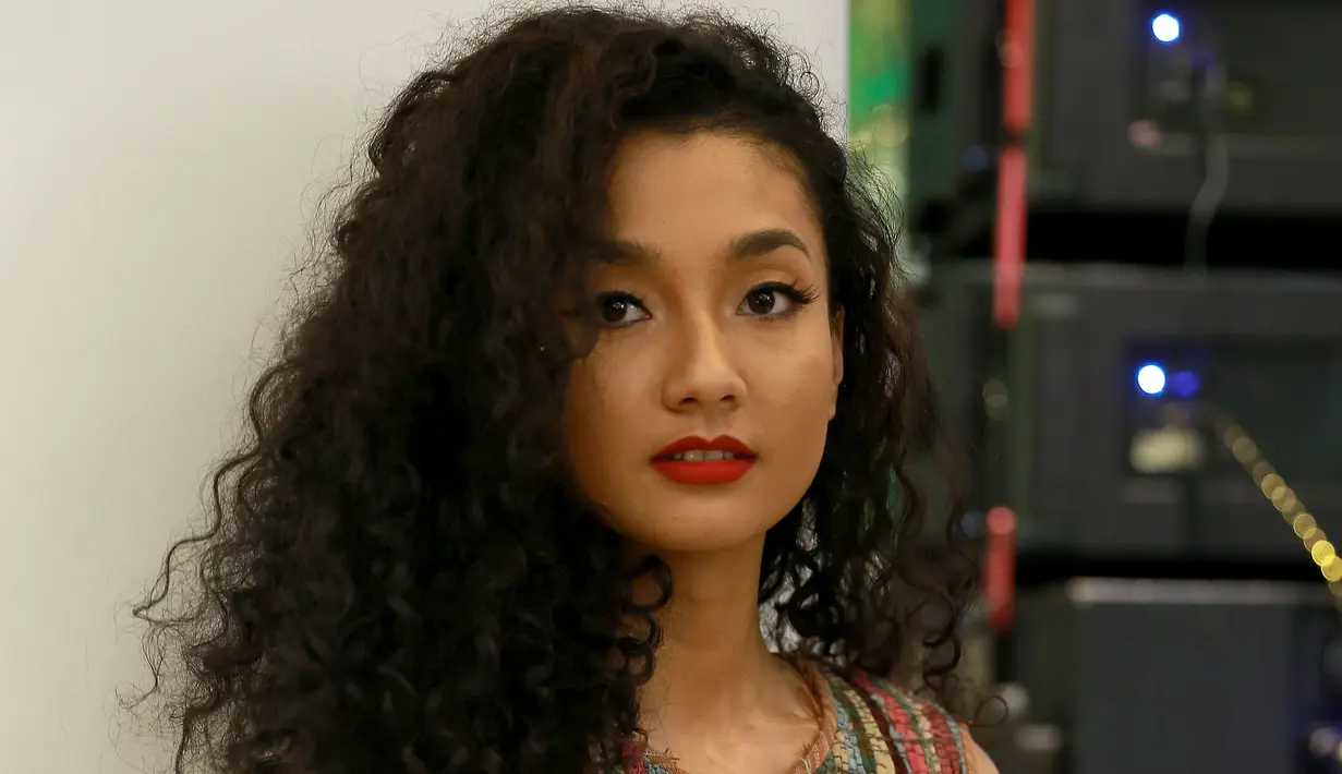 Perempuan berambut ikal itu menjadikan tantangan tersendiri berakting sambil bernyanyi. Bahkan ketiga pemeran utamanya, Shanty, Tara Basro, dan Tatyana Akman juga harus mengisi soundtrack filmnya tersebut. (Galih W. Satria/Bintang.com)