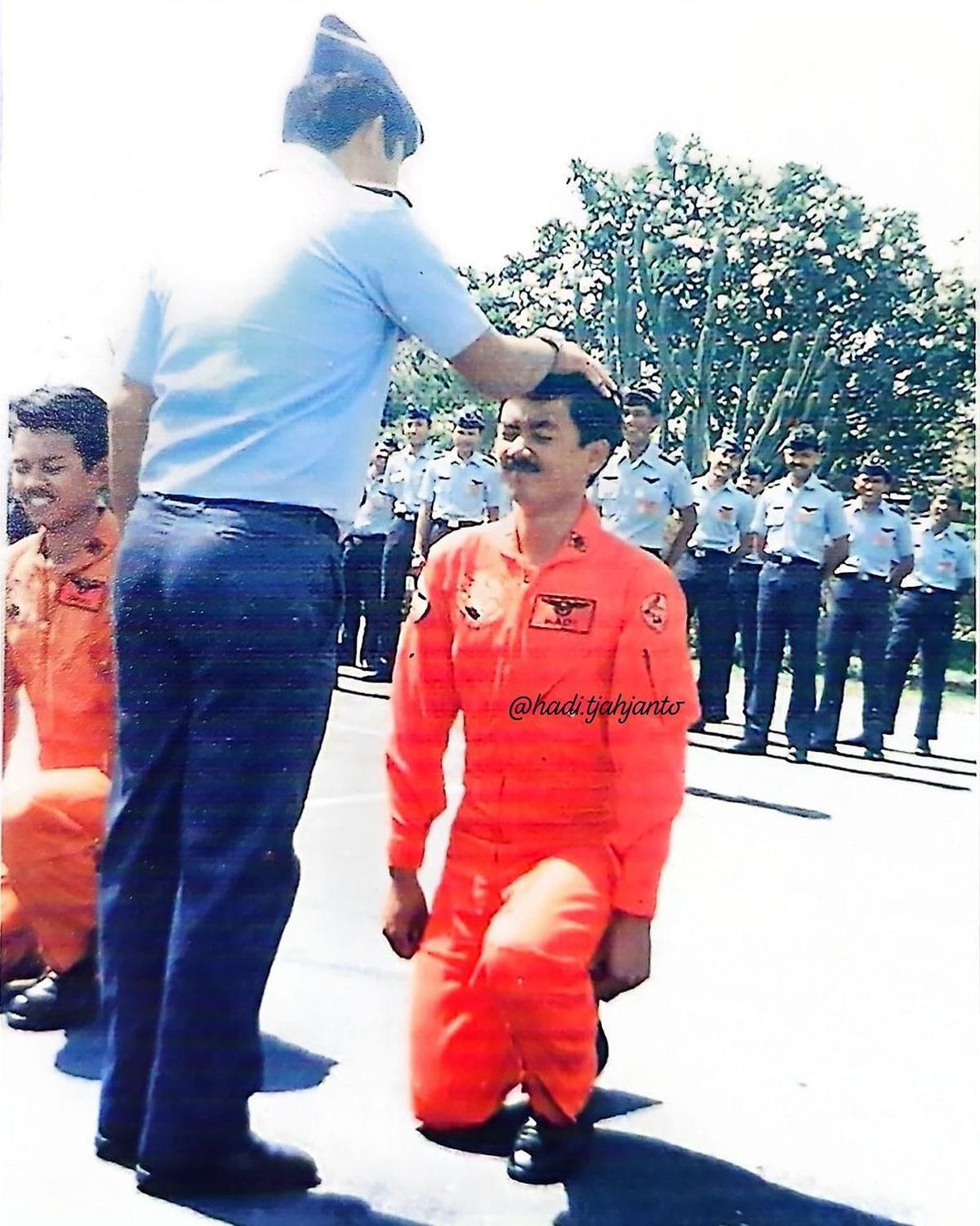 Foto Lawas Eks Panglima TNI saat Jalani Tradisi Masuk ke Skuadron