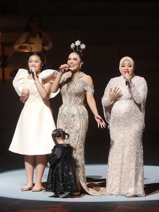 Selain penampilan dari kedua anaknya  Aurel Hermansyah dan Amora Lemos, Konser Semesta Krisdayanti bersama Erwin Gutawa Orchestra itu juga dimeriahkan oleh Lesti Kejora, Judika, dan Bunga Citra Lestari. [Foto; Bambang E Ros/Fimela.com]