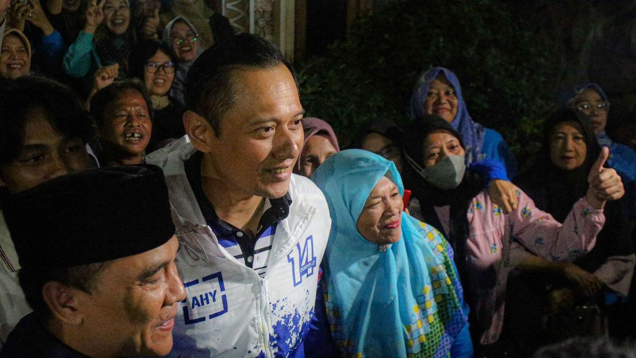Ketua Umum Partai Demokrat, Agus Harimurti Yudhoyono memulai masa kampanye Pemilu 2024 dengan blusukan ke kawasan Condet, Jakarta Timur, pada Selasa (28/11/2023). Pria yang akrab disapa AHY itu mendatangi kediaman salah satu caleg dar Partai Demokrat, Adi