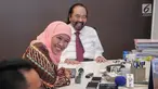 Menteri Sosial Khofifah Indar Parawansa (tengah) saat menemui Ketum Partai Nasdem Surya Paloh di Kantor DPP Nasdem, Jakarta, Rabu (11/10). Partai Nasdem mengusung Khofifah sebagai calon gubernur pada Pilkada Jatim mendatang. (Liputan6.com/Faizal Fanani)