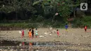 Anak-anak bermain layang-layang di area Bendungan Katulampa, Kota Bogor, Jawa Barat, Senin (3/8/2020). Debit air sungai Ciliwung di Bendung Katulampa yang mengalami penyusutan sejak satu bulan terakhir dimanfaatkan anak-anak untuk bermain air dan layangan. (Liputan6.com/Helmi Fithriansyah)