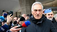 Presiden Federasi Sepak Bola Italia (FIGC), Gabriele Gravina, meninggalkan markas FIGC setelah pertemuan otoritas sepak bola Italia, di Roma pada 2 April 2026. (AFP/Alberto Pizzoli)