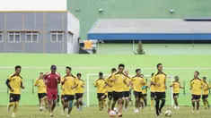 Para pemain Arema Cronus berlatih jelang laga menghadapi Sriwijaya FC pada Piala Jenderal Sudirman di Stadion Gajayana, Malang, Jumat (20/11/2015). (Bola.com/Vitalis Yogi Trisna)