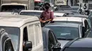Seorang pria yang terjebak kemacetan keluar dari kendaraannya saat penyekatan di Jalan Pemuda, Jakarta Selatan, Kamis (15/7/2021). Polda Metro Jaya menambahkan penyekatan 100 titik di Jakarta dan sekitarnya pada hari ini selama aturan PPKM darurat. (Liputan6.com/Johan Tallo)