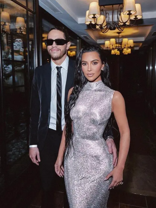 <p>Pasangan Kim Kardashian dan Pete Davidson menghadiri White House Correspondents Association Dinner 2022 di Washington D.C, Amerika Serikat pada Sabtu (30/4/2022). (Instagram/kimkardashian).</p>