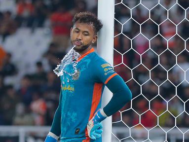 Kiper Bhayangkara FC, Aqil Savik, tampak lesu setelah ditaklukkan Persija Jakarta pada laga BRI Super League di Stadion Gelora Bung Karno, Jakarta, Senin (29/12/2025). (Bola.com/M Iqbal Ichsan)