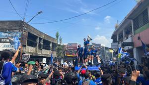 Pemain, staf pelatih, ofisial, dan manajemen Persib Bandung melakukan pawai juara BRI Super League musim ini di kota Bandung, Minggu (24/05/2026) pagi WIB. (Bola.com/Hery Kurniawan)