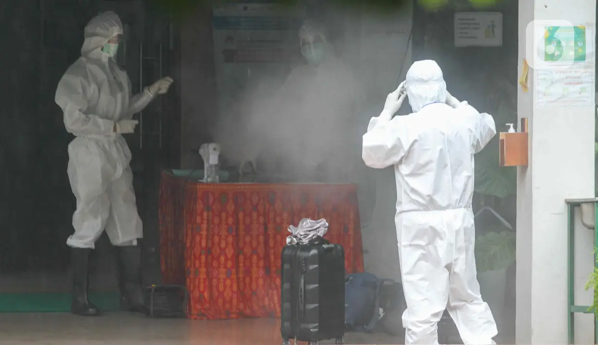 Petugas menyemprotkan disinfektan di Graha Wisata TMII, Jakarta, Selasa (8/2/2022). Pemerintah Provinsi DKI Jakarta menjadikan Graha Wisata TMII sebagai tempat isolasi bagi pasien COVID-19 dengan kapasitas 41 kamar yang dapat menampung 100 pasien. (Liputan6.com/Herman Zakharia)