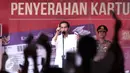 Presiden Joko Widodo (Jokowi) memberikan pertanyaan kepada siswa yang hadir usai membagikan Kartu Indonesia Pintar di SMPN 2, Ambon, Maluku, (8/2). (Liputan6.com/Faizal Fanani)